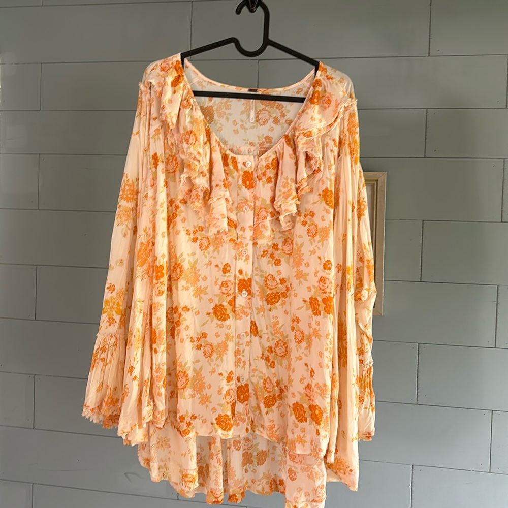 Beautiful Free People floral swing top with pockets!